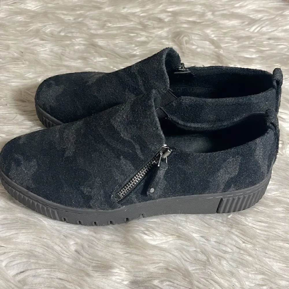 Soul Naturalizer Sneakers Womens size 8.5 W Turner slip on faux fur camo Winter‎